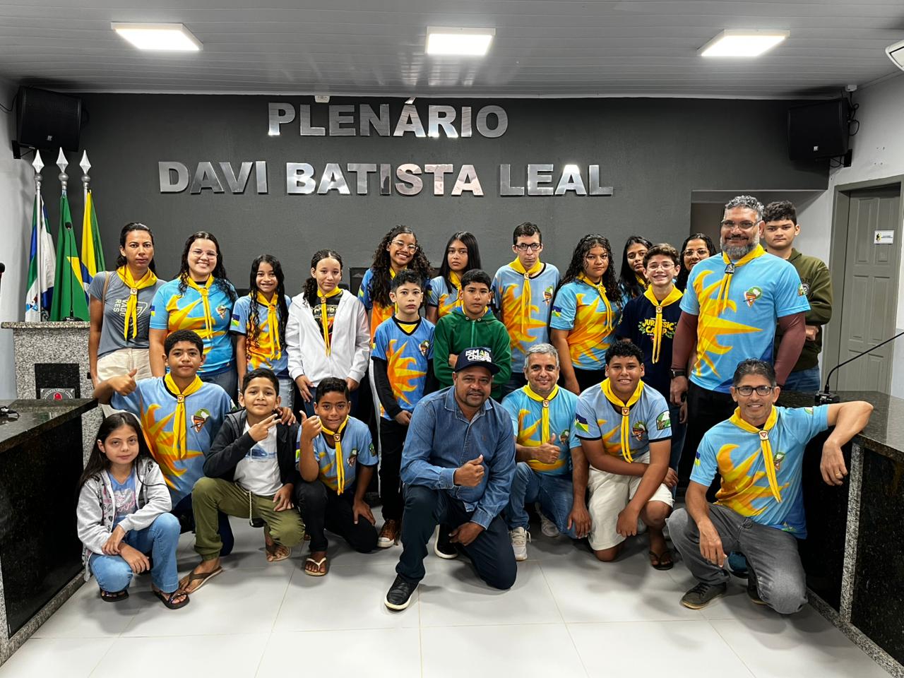 Desbravadores Raios de Sol da Igreja Adventista do Sétimo Dia visitam a Câmara Municipal de Cujubim.